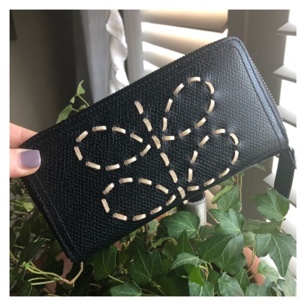 ⭐️Sale ⭐️ Orla Kiely lace stem zip wallet.